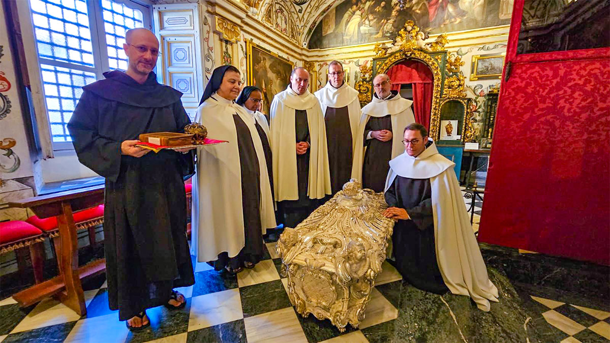 Opening graftombe Teresa de Jesús Opening graftombe Teresa de Jesús