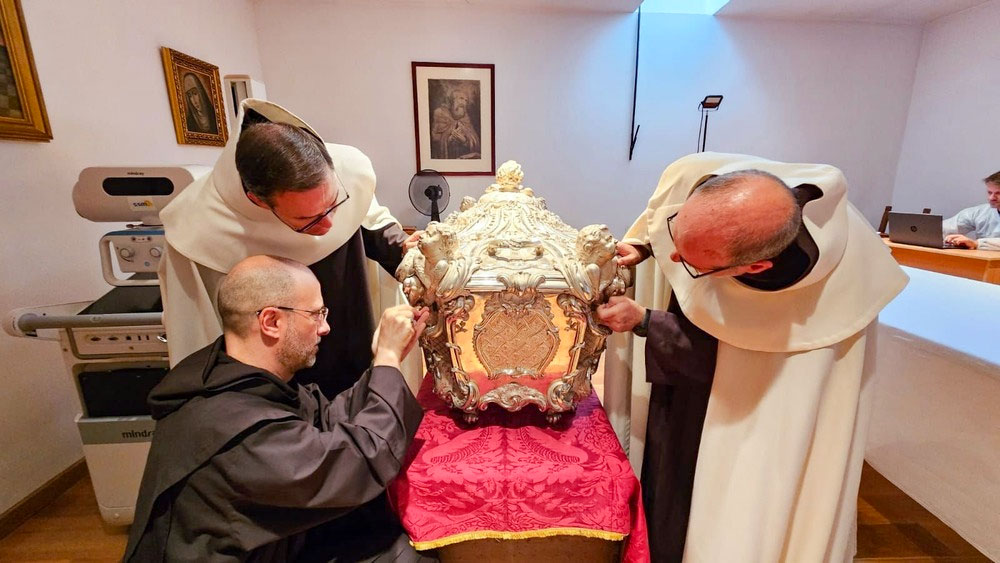 Opening graftombe Teresa de Jesús Opening graftombe Teresa de Jesús